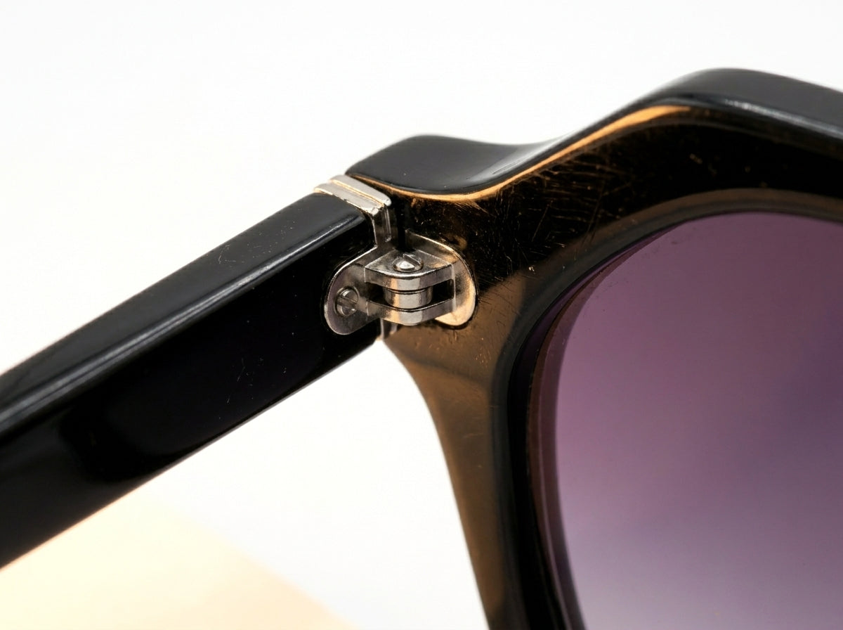 Lunettes de soleil carrées au style rétro géométrique – Monture noire mate avec des détails dorés